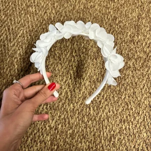 Cerchietto con Fiori in Tessuto – Raffinatezza per ogni occasione speciale