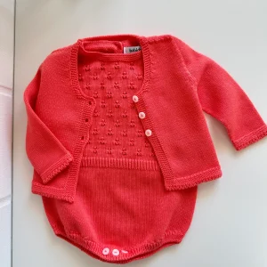 Cardigan e body in filo color fragola